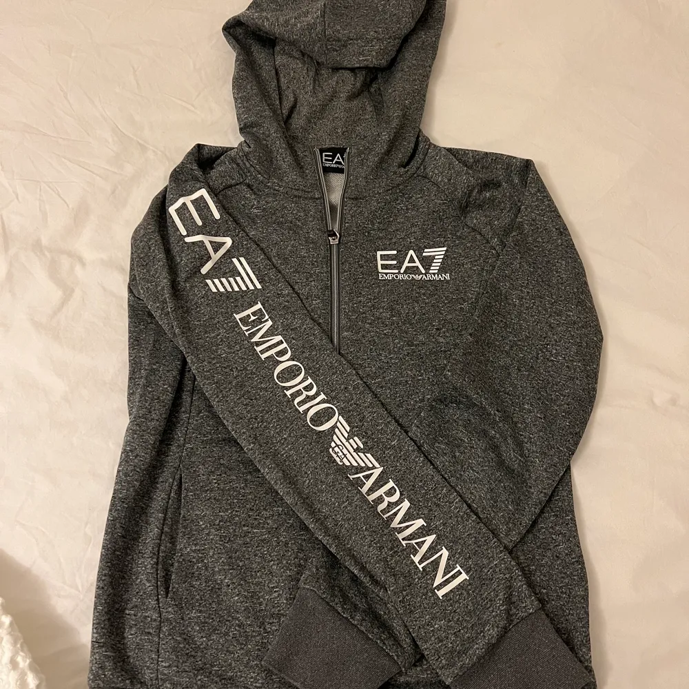 Säljer min fina dress från emporio Armani som är helt slutsåld. Dressen är i storlek XS men funkar en S också. Köptes på JD för 1600kr säljes för 650💗. Hoodies.