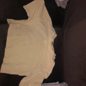 Gul topp - En gul topp i frotté material ifrån gina tricot i str xxs, dne passar dig som vanligtvis har xs/s. Köparen står för frakten.