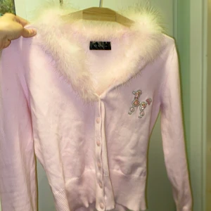 Rosa fluffig kofta - Jättefin och rolig rosa kofta med fluff och en pudel på 💖