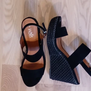 Kilklackar  - Super gulliga sommarskor 🌸🤎. sandaletter med kilklack. Storlek 41 (passar även storlek 40)  Använda en gång så är i nästan nyskick. Köpta för ca 500 kr o säljs för 250. 