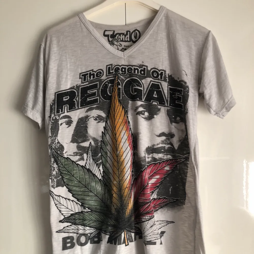 T-shirt med Bob Marley tryck. . T-shirts.