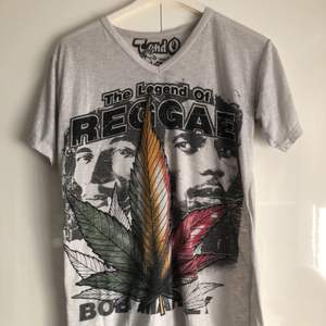 T-shirt med Bob Marley tryck. 