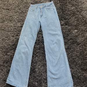 Ljusblåa långa jeans från SHEIN.👖Strl: XS, men sitter mer som en S 🛍Skick: Fint skick 💸Nypris: 259 kr 📦Köparen står för frakten, 66 kr
