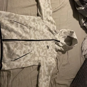 Nike dress - Säljer Nike dress! Byxa i storlek S och tröja i storlek XS. Använd men har inga skador.