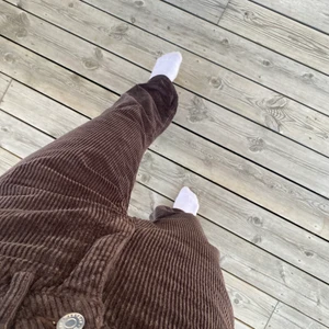 Bruna trendiga manchesterbyxor  - Säljer mina bästa manchesterbyxor från weekday 🤎 passar till allt och sitter jättebra på! Sparsamt använda, köpta i höstas. Strl XS 