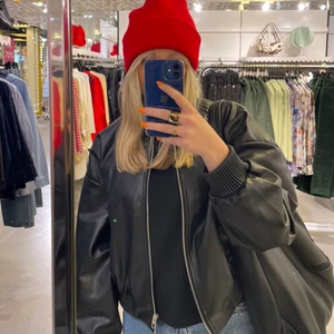 Skinnjacka Zara - Säljer denna slutsålda populära skinnjacka från zara!☺️ SÄLJER ENBART VID BRA BUD. Lagt bud är lagt bud. Köparen står för frakten ❤️ KÖP DIREKT FÖR 500!