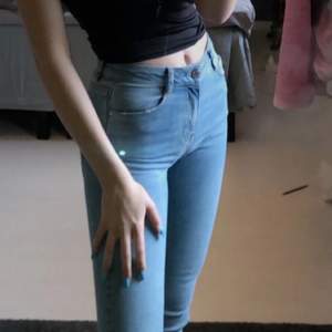 Blåa 70-tals jeans från Gina tricot i storlek XS. 