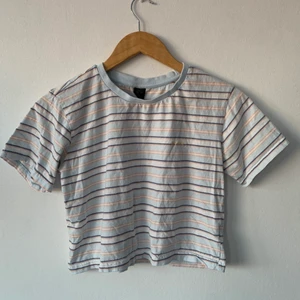 Urban outfitters  - supersöt sommar t-shirt/crop top.  super bekväm.  det här är storlek M men passar S perfekt också.🌸