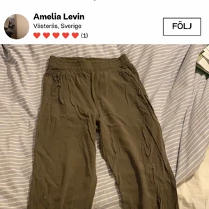 Linnebyxor  - Gröna linnebyxor från H&M, använda fåtal gånger. Lånad bild av personen jag köpte av då dem tyvärr var för små för mig, jätte fina och skönt material!💗🌸