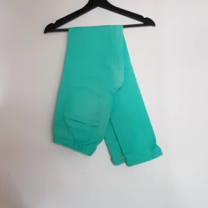 Pieces pastellgröna jeggings - Pieces pastellgröna jeggings med fickor back. Resår i midjan, väldigt stretchiga. Storlek M/L (små för att vara L).