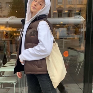 Väst  - Jättefin brun väst från urban outfitters, inte använd mycket så den är i fint skick. Västen har inga lappar på ”insidan” då det är annat tyg där för att man ska kunna ha västen åt båda hållen. Alltså brun på ena sidan och svart fleece typ på andra sidan. Dragkedjan är gjord för att funka på båda sidor. Finns även fickor på både sidor 🥰 Säljer vid bra bud då jag inte är säker på att jag vill sälja 💕 