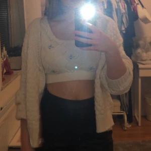 Vit topp - Vit topp med blå blommor på. Jätte gullig till blå jeans!💞