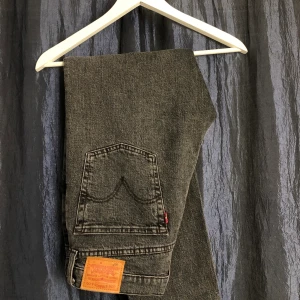 Svarta Levis 501  - Säljer dessa svarta levis 501, 30x32. Unisex 