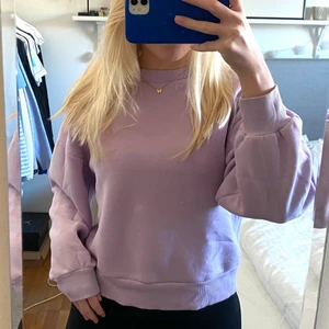 Lila sweatshirt - Lila sweatshirt från Gina Tricot i storlek XS. Jag är en S i tröjor och den passar även mig som man ser på bilderna. Använd fåtal gånger, så i superbra skick. Skicka privat vid frågor eller för fler bilder❤️‍🔥