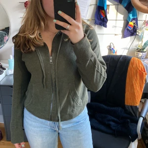 Zadig kofta - Säljer min kofta från Zadig & Voltaire som inte kommit så mycket till användning. Köpte den på Vestaire Collective och den har sjukt coolt motiv på baksidan!