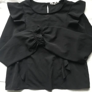 Kappahl blus💖 - En jättegullig & fin svart blus från Kappahl! Använd några gånger men börjar bli för liten snart! Passa på att buda i kommentarsfältet så får ni den billigare💖 Finare i verkligheten 