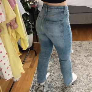 blåa jeans - jeans med slitningar i bra skick