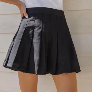 Svart kjol  - Svart jättegullig kjol i storlek S, aldrig använd!