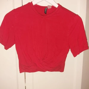 Topp - Säljer denna söta topp från H&M i röd färg. Går i omlott i nedre delen av tröjan. Materialet är stretchigt så passar nog fler storlekar. Aldrig använd, endast prövad. Fraktpris tillkommer! Skriv gärna privat för fler bilder!💕