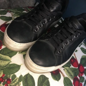 Diesel Platform sneakers - Storlek 37, passar 36,5-37, svart skinn med ca 2cm platå/sula. Sparsamt använda och då endast inomhus.