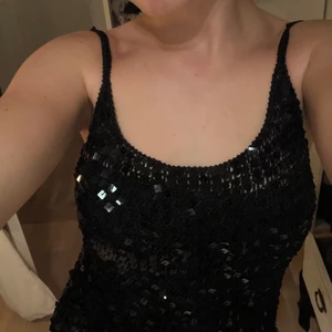 Linne med paljetter - Fint linne, säljer pga att den inte andvänds. Köpt secondhand