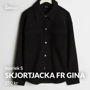 Skjortjacka från Gina tricot  - Nyskick och enbart använd ca 2 gånger. Super mjuk och oversize så passar allt från xs- m beroende på hur man vill att den ska sitta 
