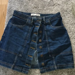 Denimkjol med knappar - Superfin denimkjol med knappar hela vägen 🥰 Köpt i Lissabon för 2 år sedan, inköpspris 300kr 