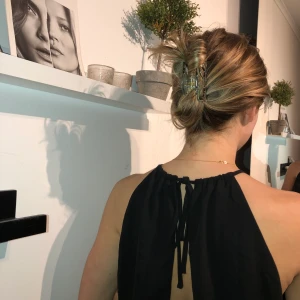 Svart playsuit - Säljer min superfina playsuit som har varit en riktig favorit, säljer pga för liten tyvärr.. Snörning baktill med öppen rygg och band i midjan att knyta. Strl 38 men passar allt från 34-38. (Kompis på bild har vanligtvis strl 34/xs🤎)