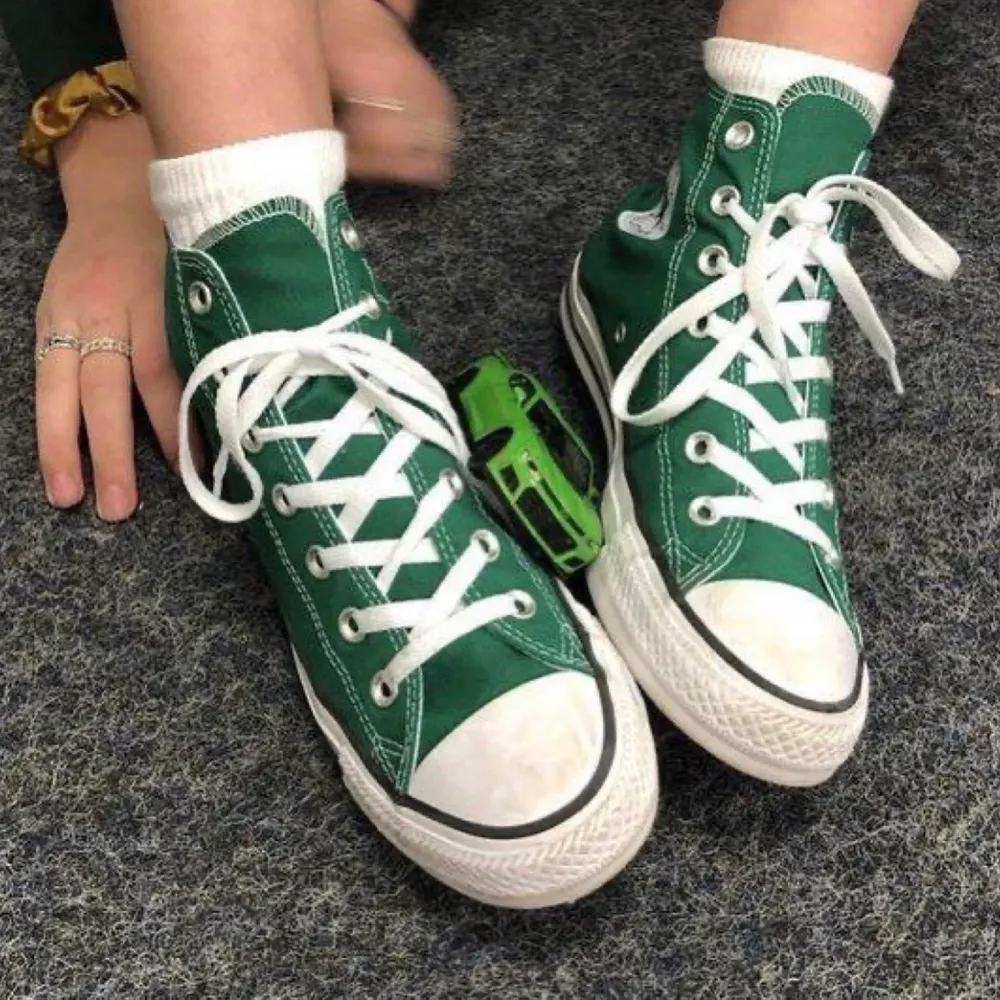 Gröna converse i storlek 41,5. Supersnygga! Lite nötta på tån, varsamt använda. Köpta för 750kr. Startbud på 170kr plus 66kr spårbar frakt. Sista bilden visar färgen bäst. Budgivning avslutas idag, onsdag 24/2 kl 22.00 :) Högsta bud: 480kr. Skor.