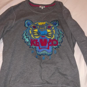 Kenzo tröja ( tjej model i XL), men är som S/M till män - Kenzo tröja i storlek Xl för tjejer men är i passningsformat -s/m till män 