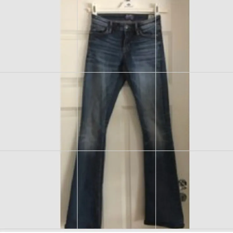 (Lånad bild) , säljer dessa jeans fast med två hål som är på knäna då jag ej får någon användning utav de! Pris kan diskuteras vid snabb affär! . Jeans & Byxor.