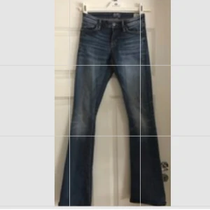 Crocker jeans  - (Lånad bild) , säljer dessa jeans fast med två hål som är på knäna då jag ej får någon användning utav de! Pris kan diskuteras vid snabb affär! 