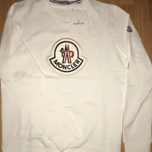 Moncler tröja - Oanvänd äkta moncler tröja för herr. Passar M-L. Pris kan sänkas vid snabbaffär!