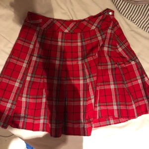 Rutig kjol - Röd rutig kjol från H&M, har sytt in den så den passar S men man kan sprätta upp den till storlek 40