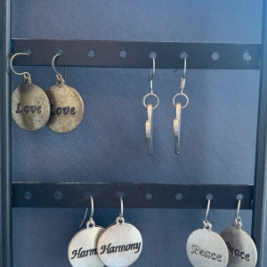 ”Gammaldags” örhängen - Hängande örhängen med lite ”gammaldags” stil, och fina budskap. 15kr st, 2 för 25kr. Frakt 11kr. (Knappt använda)