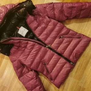 Jacka, Moncler - Säljer min Lila moncler dun jacka i st S,. Jackan är i jätte fint skick, har bara används några få ggr!!  Säljer jackan nu för 400kr!!