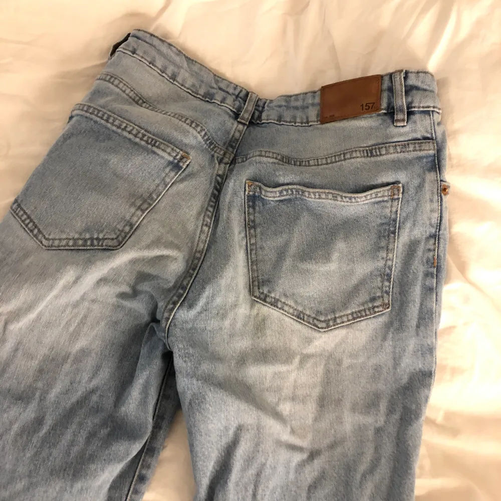 Ljusblå raka jeans med slitningar nertill. För små för mig därav säljer jag dem. 💘. Jeans & Byxor.