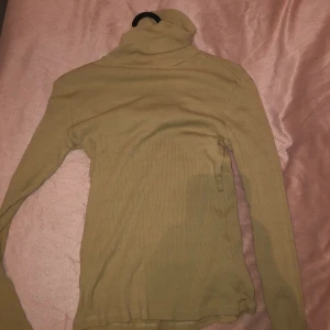 Beige krage tröja  - Beige krage tröja stickad, XS men passar även S. Beställd ifrån Nelly men säljer pågrund av fel storlek. 