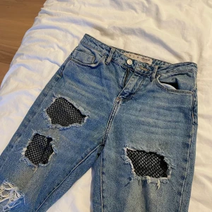 mom jeans med nät - Mom jeans med nät och hål från primark. De är i storlek 36 men de känns mer som 34. Då jag inte längre kan få på mig dem. Väl använda