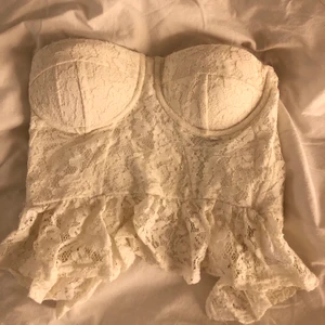 Spetstopp - Vit spetstopp i korsettliknande modell lite vintage 💘