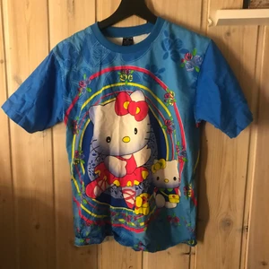 hello kitty tröja - super söt hello kitty tröja som har samma tryck på ryggen, står strl XL men passar fint oversized på mig som brukar ha S-M i tshirts