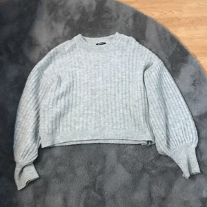 En snygg stickad tröja från Ginatricot i storlek S ljusgrå  - En snygg mysig stickad tröja från Ginatricot storlek S,väldig mysig och sticks inte.