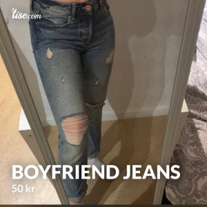 boyfriend jeans från &denim - mörkblåa slitna boyfriens jeans från &denim, passar xs-s