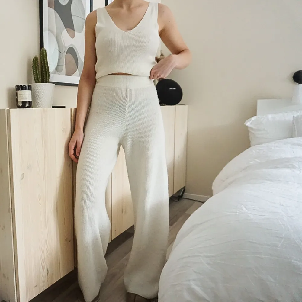 Vita stickade byxor från den slutsålda kollektionen av Maja Nilsson Linelöf för Gina tricot. Köpta för 599 kr och använda en gång. Frakt står köparen för. :). Jeans & Byxor.