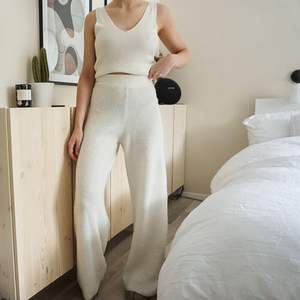 Vita stickade byxor från den slutsålda kollektionen av Maja Nilsson Linelöf för Gina tricot. Köpta för 599 kr och använda en gång. Frakt står köparen för. :)
