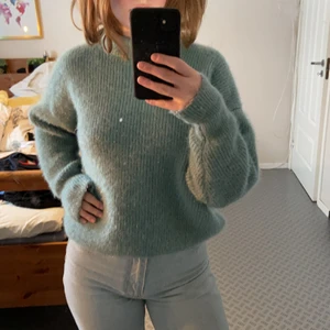Stickad tröja - Fin stickad tröja i färgen mintgrön men glitter. Storlek S från Gina Tricot💜 köparen står för frakten😊