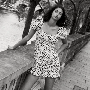 Klänning Zara - Säljer denna klänningen från zara, ny med lappen kvar. Helt slutsåld. Pris: 220+60kr spårbar frakt. Orginalpris är 400kr.