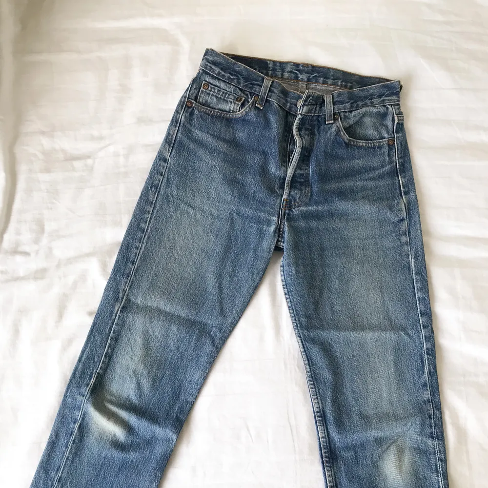As snygga Levi’s jeans köpta second hand för några hundralappar, avklippta från början så skulle säga att dom är runt 26/28 i stl. Har tyvärr ingen bild hur dom sitter på pga att dom nu blivit för små på mig men rak passform! Bra skick och as najs passform! Säljer för 200 kr exklusive frakt 📦 . Jeans & Byxor.
