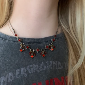 Halsband - Vackert halsband! Stenar i varmare färger, väldigt fint!!