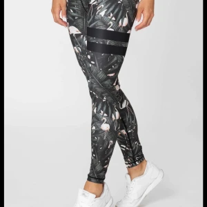 Stronger  - Jag säljer dessa stronger byxor i storlek s men är ganska stora i storleken men om man har s så kanske dom är lite långa! Skicka meddelande för bättre bild men dessa kostar 250kr + frakt! 